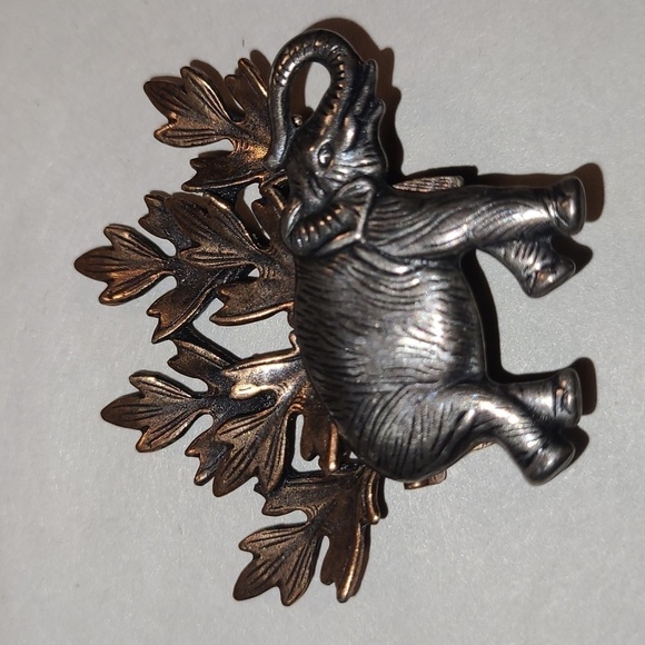 Elephant 🐘 Brooch - Picture 1 of 6